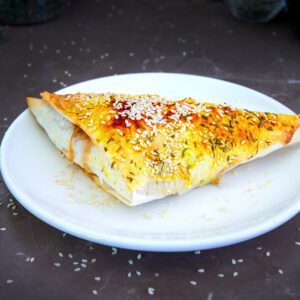 Trouglić s veganskom kobasicom i povrćem